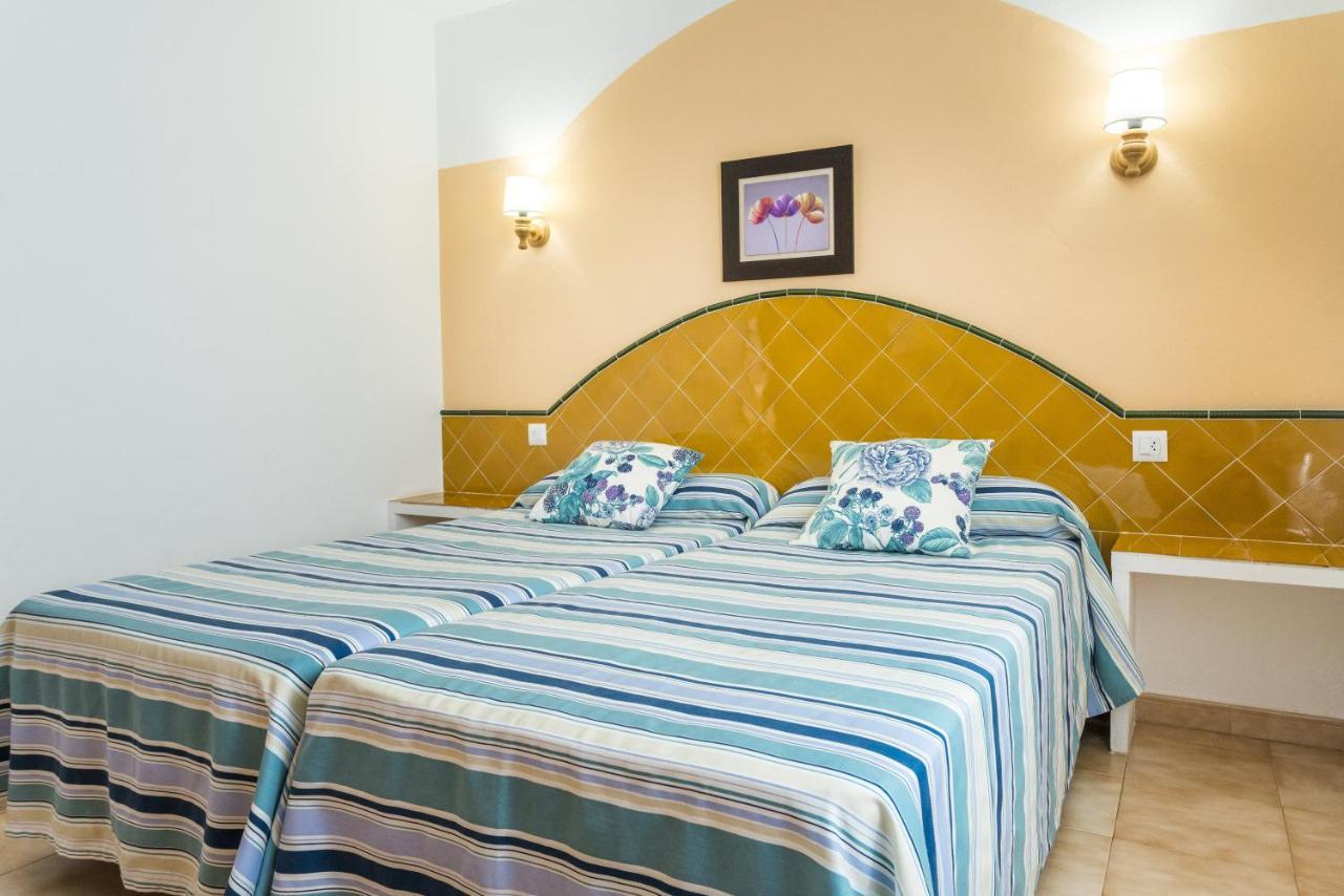 Apartamentos Sol Ponent Cala Blanca  Exterior foto